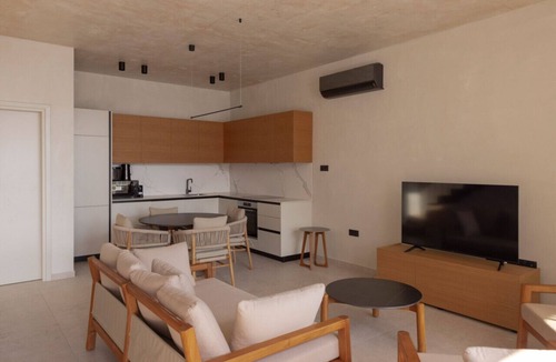 Chlorakas House | Elegant Townhouse with infinity pool and sea view