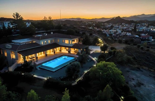 Kornos Villa | Epavli Papadopoulou - Luxurious Mansion - Pool & Garden