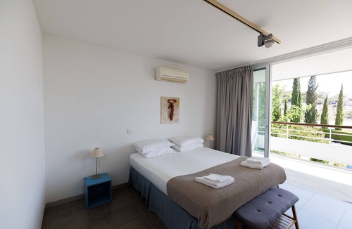 Pentakomo Apartment | Euploia | One-Bedroom Apartment, Art by PraXis Apartments