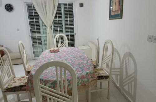Oroklini Villa | Extra big 4 bedroom vill, beach across the road