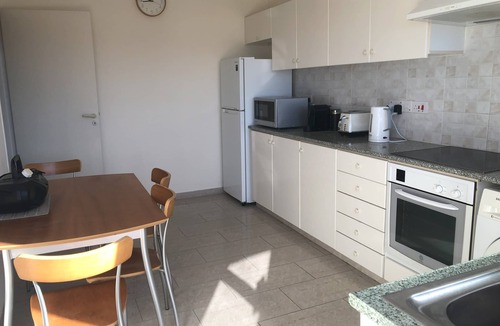 Paphos Apartment | FABULOUS SPACIOUS 2 BEDROOM PENTHOUSE APARTMENT, VIEWS, WIFI, BEACH, GREAT VALUE