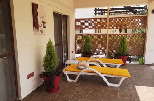Esentepe Apartment | Fantastisches 4 Zimmer Apartment mit Große Terrasse mit Steingarten Voller Blüte