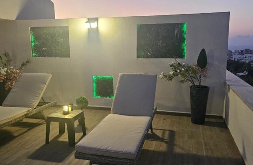 Kornos Apartment | Girne Merkezde Geniş Teraslı Havuzlu Daire