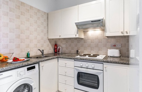 Universal Apartment | Iris Village 201