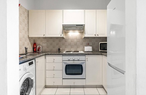 Universal Apartment | Iris Village 201