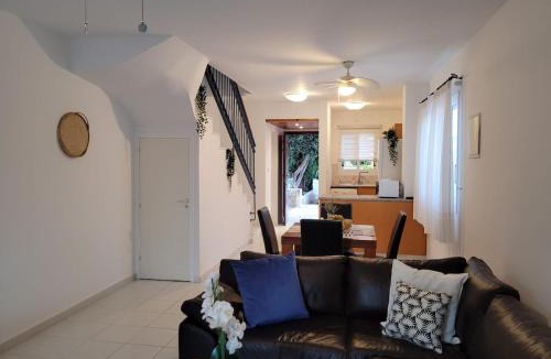Universal Apartment | Large 2-bedroom townhouse with patio, 200Mbps WiFi