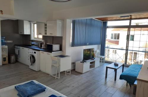 Oroklini Apartment | Large studio apartment 300m from the beach