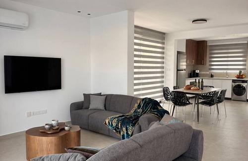 Anarvagos House | Lemonia Modern Maisonette | Fresh 3-BR Family