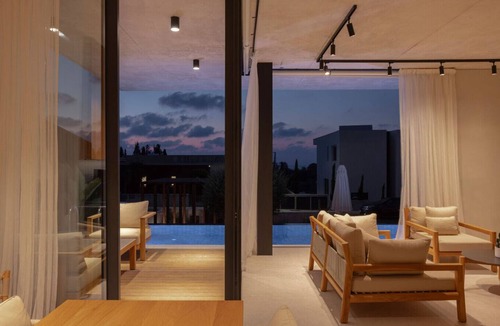 Chlorakas House | Luxury Bungalow with Infinity Pool and Scenic Views