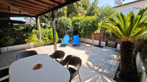 Pervolia House | Manors Seaside 2BR House 100m from the Beach & Free Parking