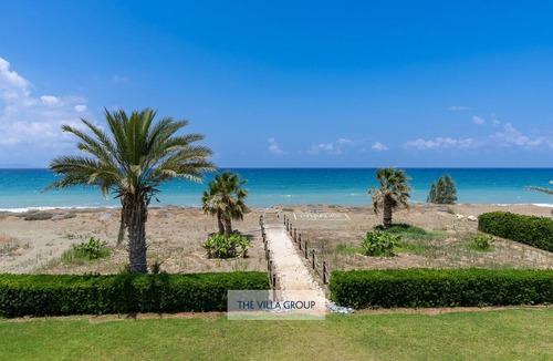 Argaka Villa | Mediterranean Sea on your doorstep! Beachfront 4 bedroom villa