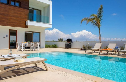 Softades Villa | Modern, contemporary villa close to the coast