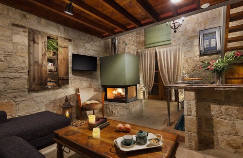 Lofou House | Oinoessa Traditional Boutique Houses