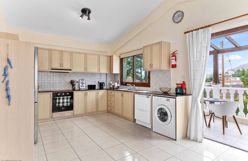Peyia Town Villa | Peyia View - 5 Bed Villa-Walk to Village-Newly Renovated-Private Pool-IPTV- Studio