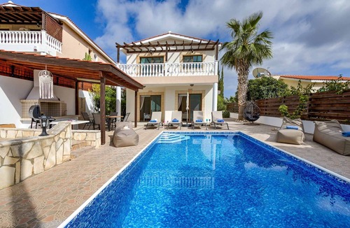 Peyia Town Villa | Peyia View - 5 Bed Villa-Walk to Village-Newly Renovated-Private Pool-IPTV- Studio