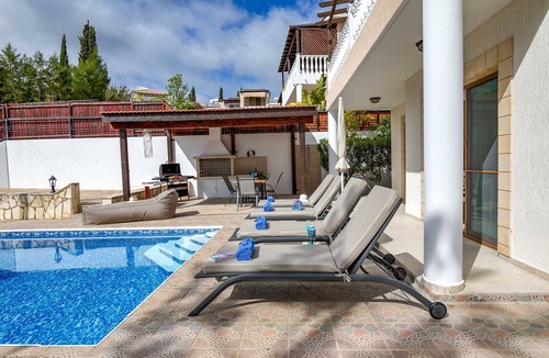 Peyia Town Villa | Peyia View - 5 Bed Villa-Walk to Village-Newly Renovated-Private Pool-IPTV- Studio