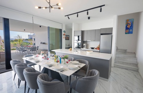 Pernera Cottage | Protaras Aqua Pearl Villa AQ12 - a villa that sleeps 11 guests in 5 bedrooms