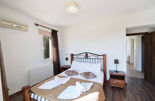 Pernera Villa | Protaras Holiday Villa CL19 - a villa that sleeps 7 guests in 3 bedrooms