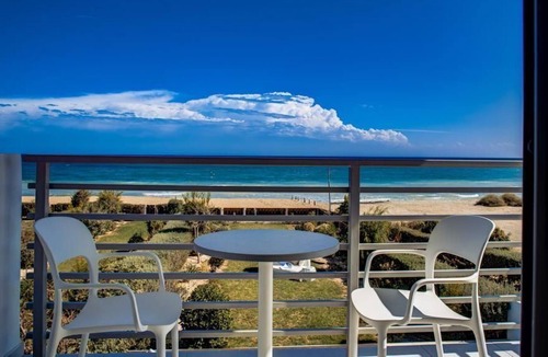 Mazotos Villa | R 779 Apartment with Balcony and Communal Pool Like a Hotel