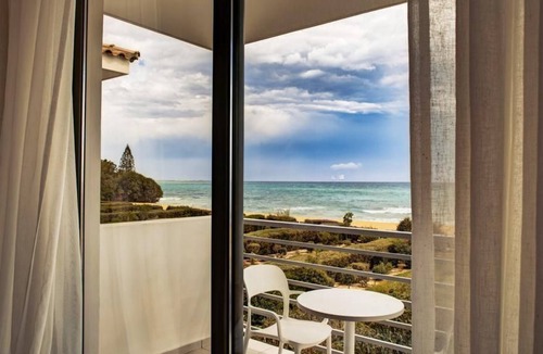 Mazotos Villa | R 779 Apartment with Balcony and Communal Pool Like a Hotel