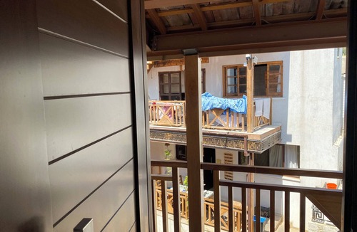 Agios Athanasios Apartment | Reina 1 Bedroom Apartment with Jacuzzi, Court Yard Seating Family & Pet Friendly