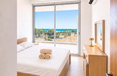 Larnaca Apartment | Relaxing Sea View & Sunrise from your Bed, 2-BDR Apt in tallest building in Larnaca - 3 min walk to Beach, by Blue Palm Living