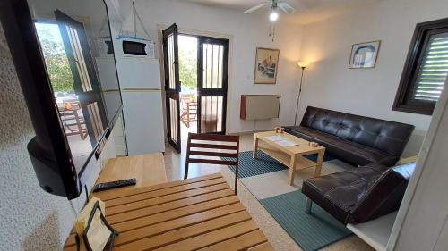 Oroklini Apartment | Seaside 2BR Apartment 30m from Sea & Free Parking