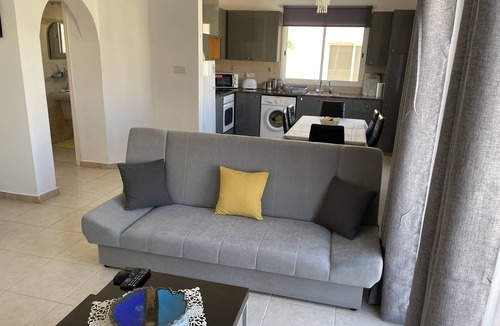 Universal Apartment | Sirena Sunrise, Cute Pool, Free Wifi, 15 Min walk to Beach or Shopping Mall