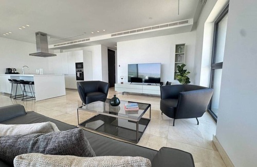 City Centre Apartment | SkyHigh Park View Living