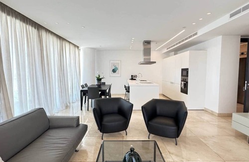 City Centre Apartment | SkyHigh Park View Living
