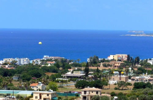 Melanos House | Spacious 2 Bed House with amazing sea views, new aircon & wifi - Great location!