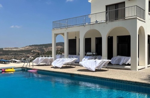 Pissouri Villa | Spacious 6-bedroom villa in marvelous Limassol with AC, fitness room