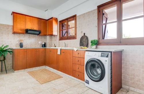 Peristerona Villa | Spacious 7-BDR Villa with Pool & Sea View