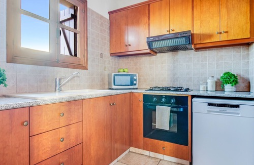Peristerona Villa | Spacious 7-BDR Villa with Pool & Sea View
