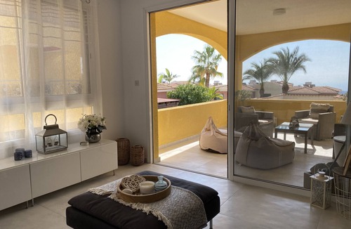 Tala Apartment | Spacious, modern apartment with ocean views - 10 mins to the beach!