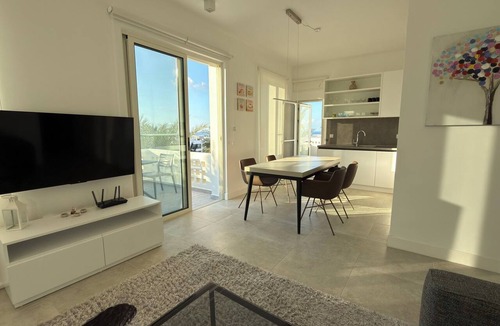 Yesiltepe Apartment | Stylish Holiday Apartment in Alsancak Kyrenia Pool Sea View