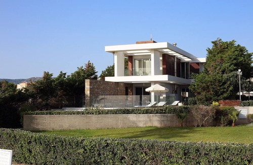 Paphos Villa | SUPERB BEACH FRONT modern villa with heated Pool, ideal for weddings (10)