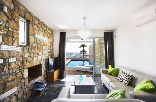 Paphos Villa | SUPERB BEACH FRONT modern villa with heated Pool, ideal for weddings (10)