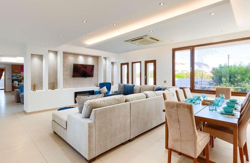 Prodromi House | This is a beautiful villa centrally located in Polis, on the outskirts of the charming fishing villa