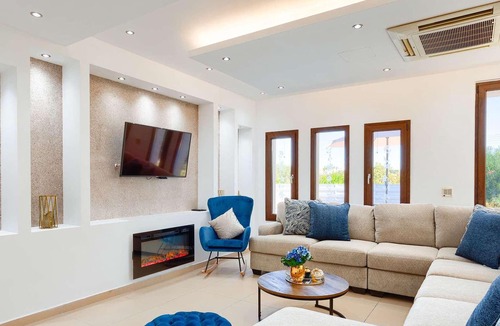 Prodromi House | This is a beautiful villa centrally located in Polis, on the outskirts of the charming fishing villa