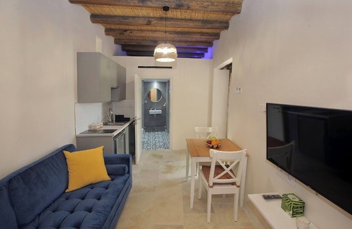 Agios Theodoros Cabin | Traditional Luxury Suite