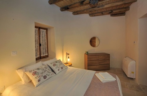 Agios Theodoros Cabin | Traditional Luxury Suite