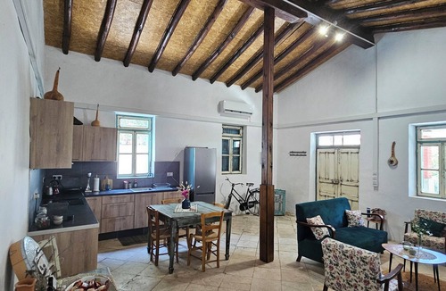 Vasa Koilaniou House | Traditional & cozy adobe house