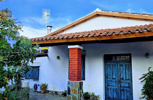 Vasa Koilaniou House | Traditional & cozy adobe house