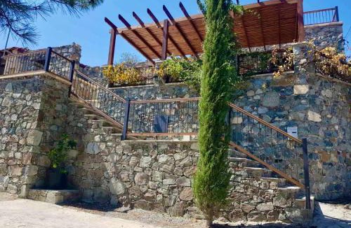 Politiko House | Traditional House with Mountain View - Dierona Village