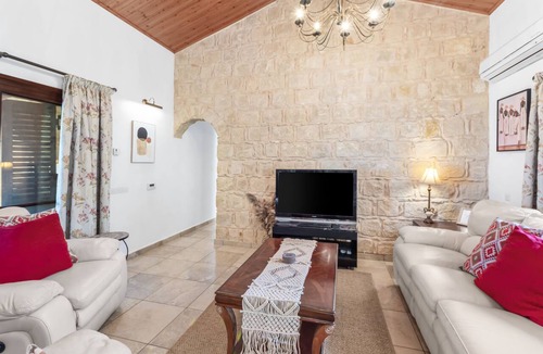 Lara Cottage | Villa Chara - a villa that sleeps 8 guests in 4 bedrooms