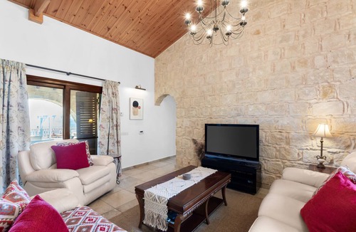 Lara Cottage | Villa Chara - a villa that sleeps 8 guests in 4 bedrooms
