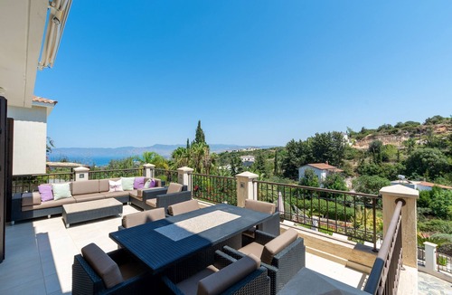 Latchi Cottage | Villa Chelona a villa that sleeps 6 guests in 3 bedrooms in Latchi