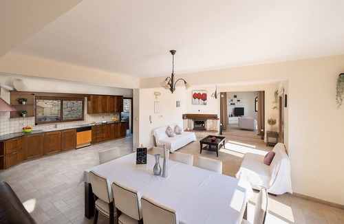 Letymvou Villa | Villa Louna, Letymbou - a private villa that sleeps 8 guests in 4 bedrooms