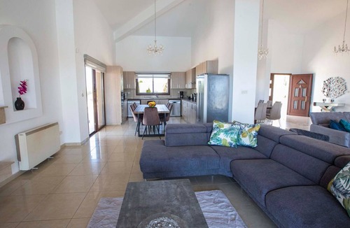 Kathikas House | Villa mit Blick auf die Berge und Whirlpool by Interhome